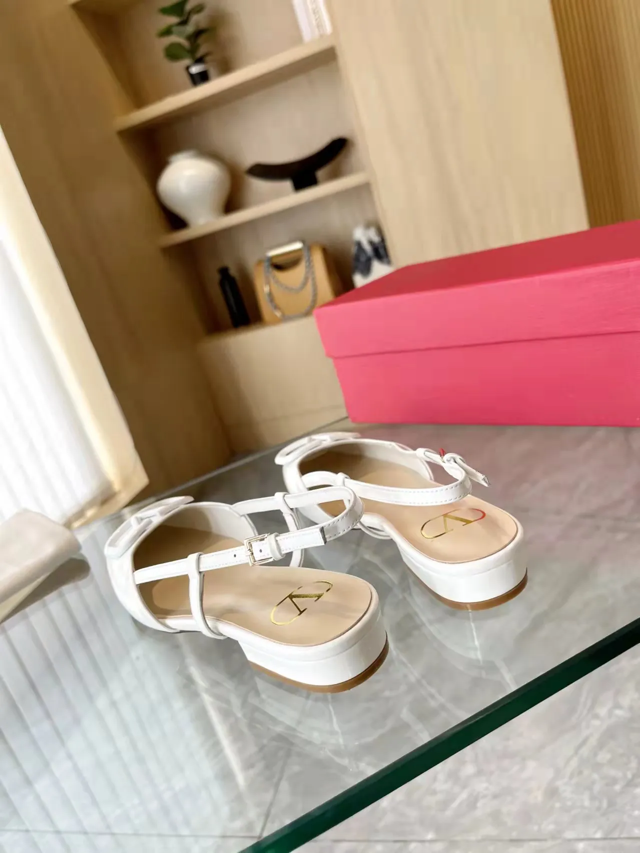 👟👟Ex-factory price 400👟👟 Genuine leather sole +40 Top version 𝑉𝐴𝐿𝐸𝑁𝑇𝐼𝑁𝑂 Valentino new spring and summer women's back hollow new sandals. Unique V-buckle hardware accessories bring out a full sense of luxury. The new season will live up to expectations! Worth buying★Absolutely high-grade❥Original method, Absolutely sensual❥Elegant style, creating a different feeling, simple and elegant style!  Code number: 35-41 (34-42 customized, non-returnable) Fabric: Imported sheepskin Inner foot pads: Inner sheepskin Heel height: 2 cm Leather outsole Rubber outsole